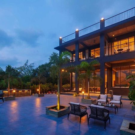 Sunset Boulevard by Stayvista: Lakeside Pet-Friendly Villa with Pool Karjat Exterior photo