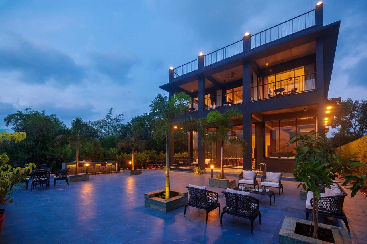 Sunset Boulevard by Stayvista: Lakeside Pet-Friendly Villa with Pool Karjat Exterior photo