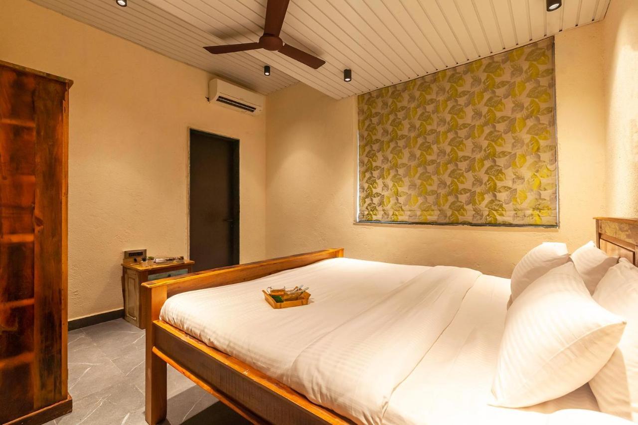 Sunset Boulevard by Stayvista: Lakeside Pet-Friendly Villa with Pool Karjat Exterior photo